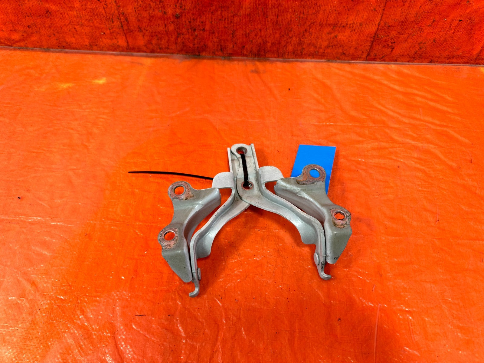 13 16 HYUNDAI GENESIS COUPE   LEFT & RIGHT HOOD HINGES   OEM 3265