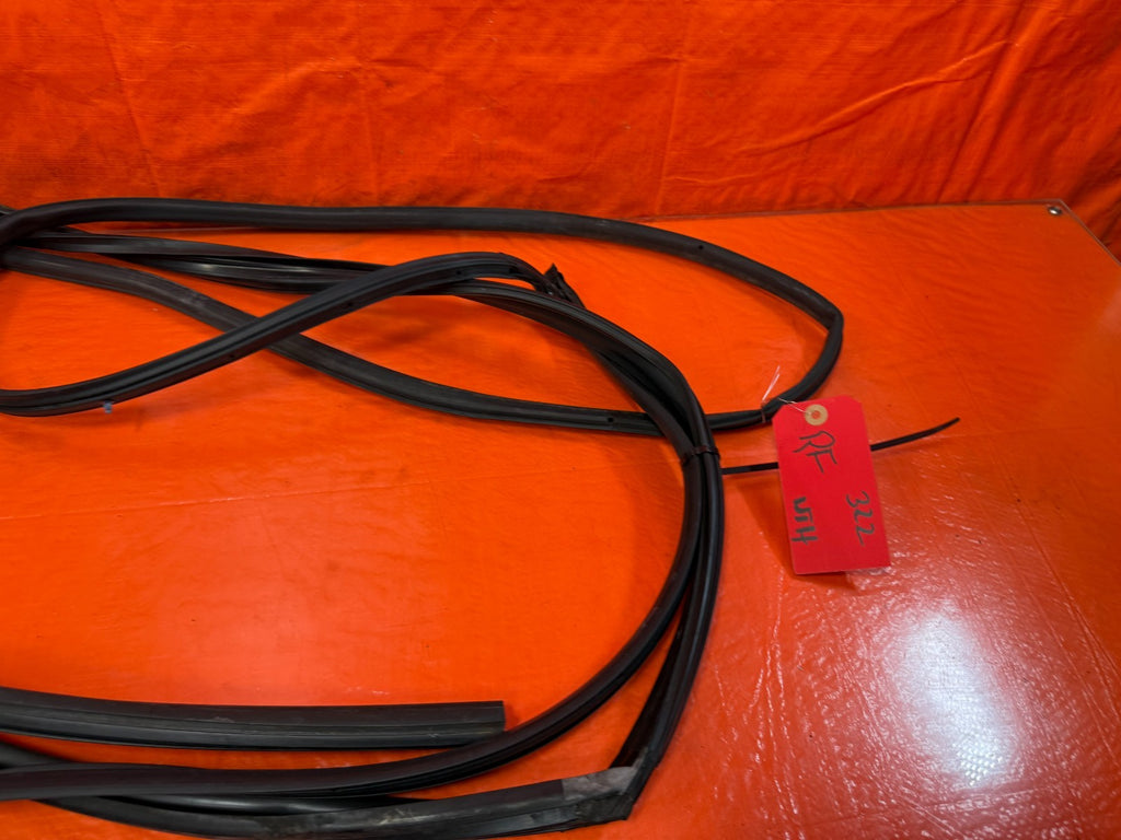 04 08 ACURA TSX   RIGHT FRONT   WEATHER STRIP & RUN CHANNEL OEM 3227