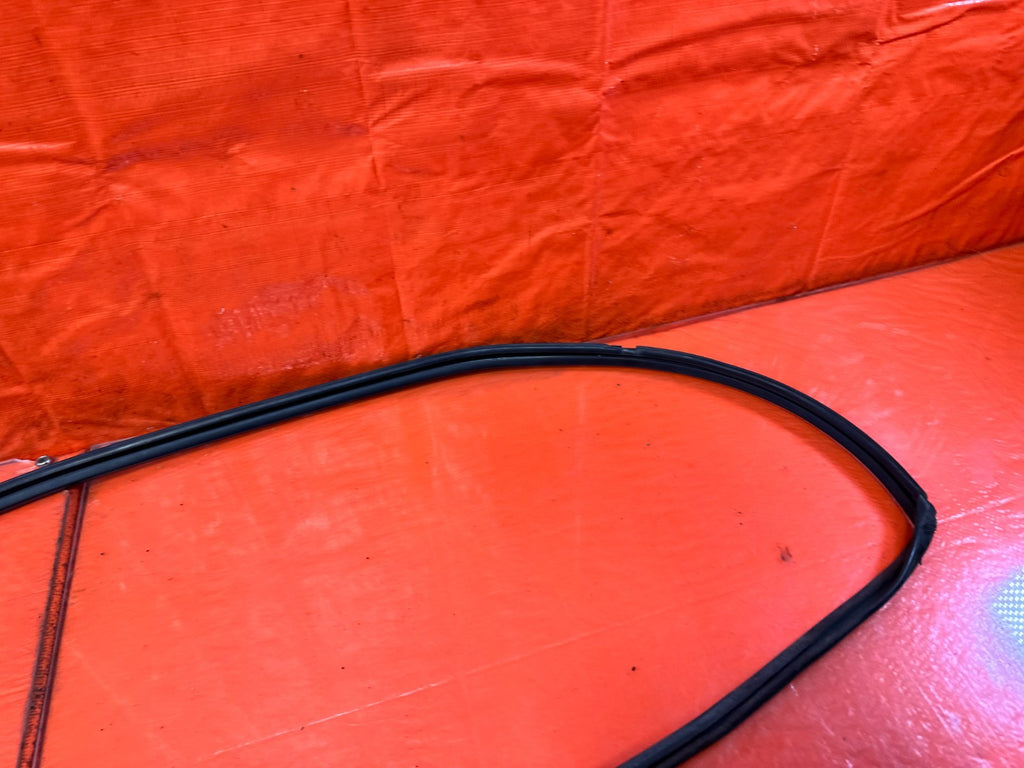 90 91 HONDA CIVIC HATCHBACK   RIGHT DOOR WINDOW GLASS SUB SEAL   OEM 3274