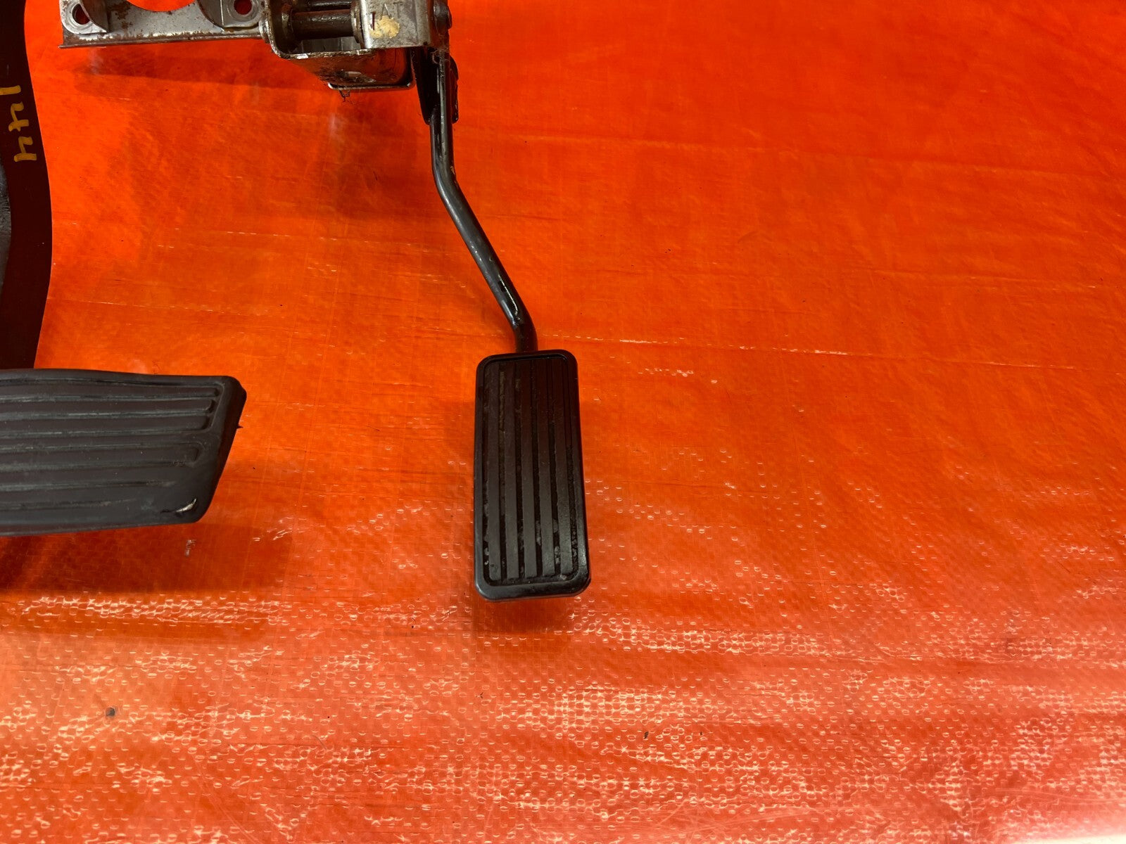 94 01 ACURA INTEGRA   AUTOMATIC TRANSMISSION MODEL   GAS AND BRAKE PEDAL OEM 1443