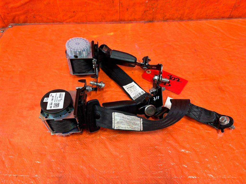 10 16 HYUNDAI GENESIS COUPE   REAR SEAT BELTS  LEFT & RIGHT SEAT BELTS   OEM 3026