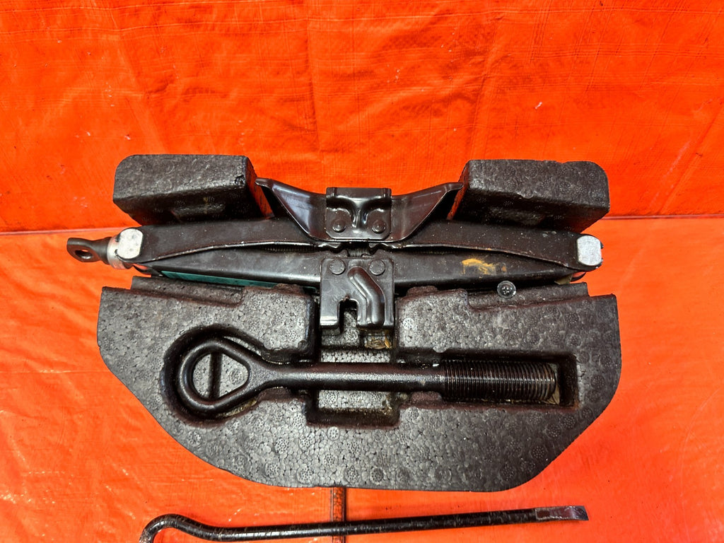 13 16 HYUNDAI GENESIS COUPE   SPARE TIRE TOOL KIT W/ SCISSOR JACK & ALL OEM #3023