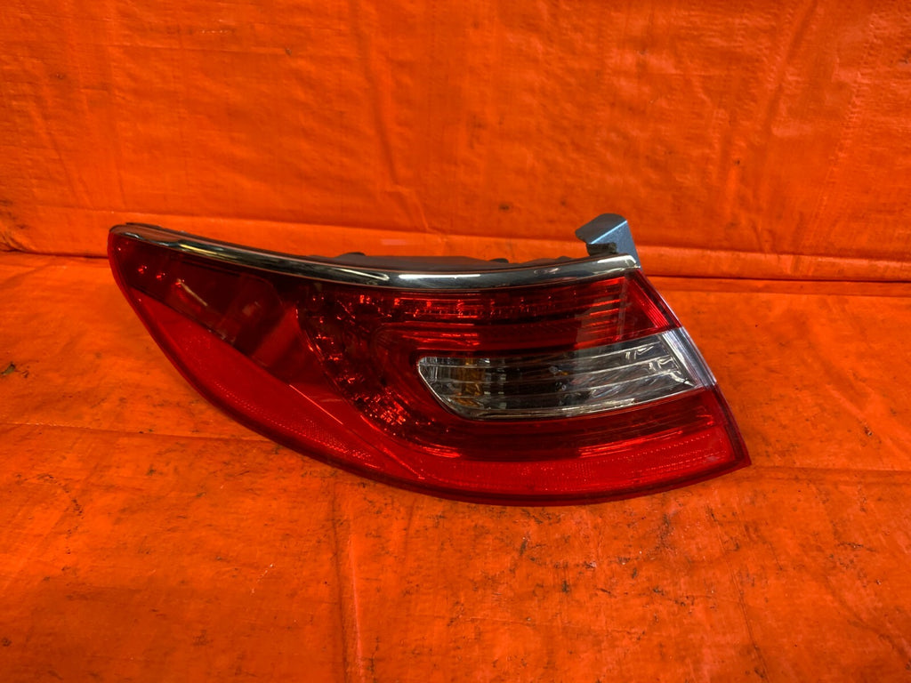 12 17 HYUNDAI AZERA   DRIVER LEFT QUARTER PANEL MOUNTED   TAIL LIGHT LAMP   OEM0