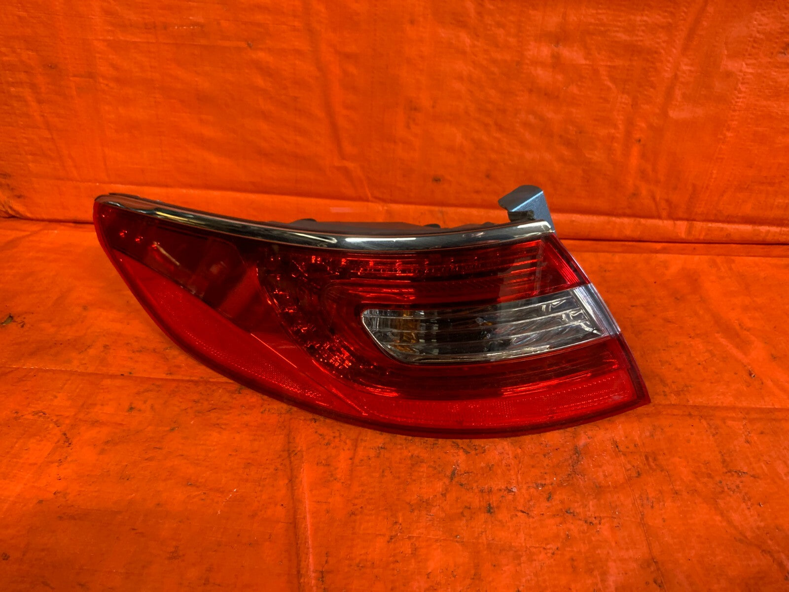 12 17 HYUNDAI AZERA   DRIVER LEFT QUARTER PANEL MOUNTED   TAIL LIGHT LAMP   OEM0