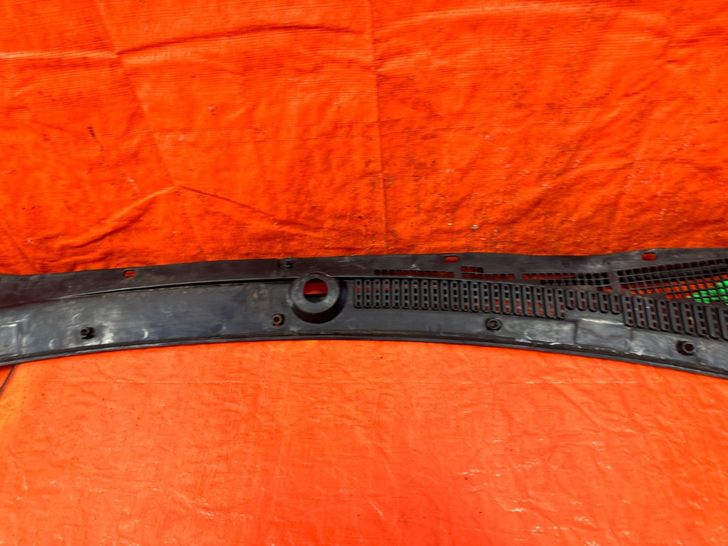 90 91 HONDA CIVIC HATCHBACK   WINDSHIELD WIPER COWL TRIM PLASTIC   OEM 31711