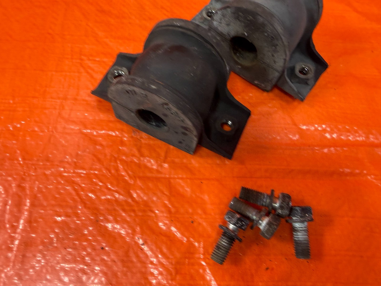 04 08 ACURA TSX   LEFT & RIGHT REAR SWAY BAR BRACKETS & BUSHINGS   OEM #3213