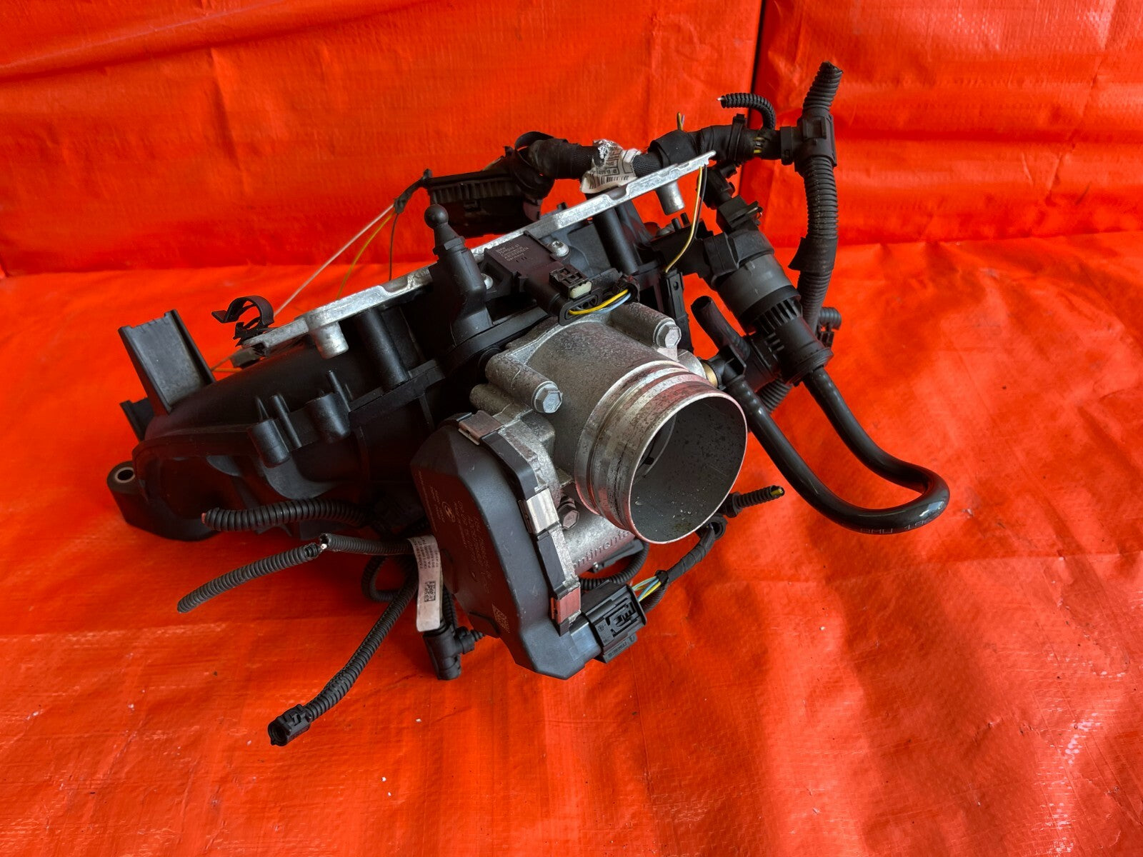 13 18 BMW 320i   BASE   2.0L TURBO   INTAKE MANIFOLD W/ THROTTLE BODY & SENSORS0