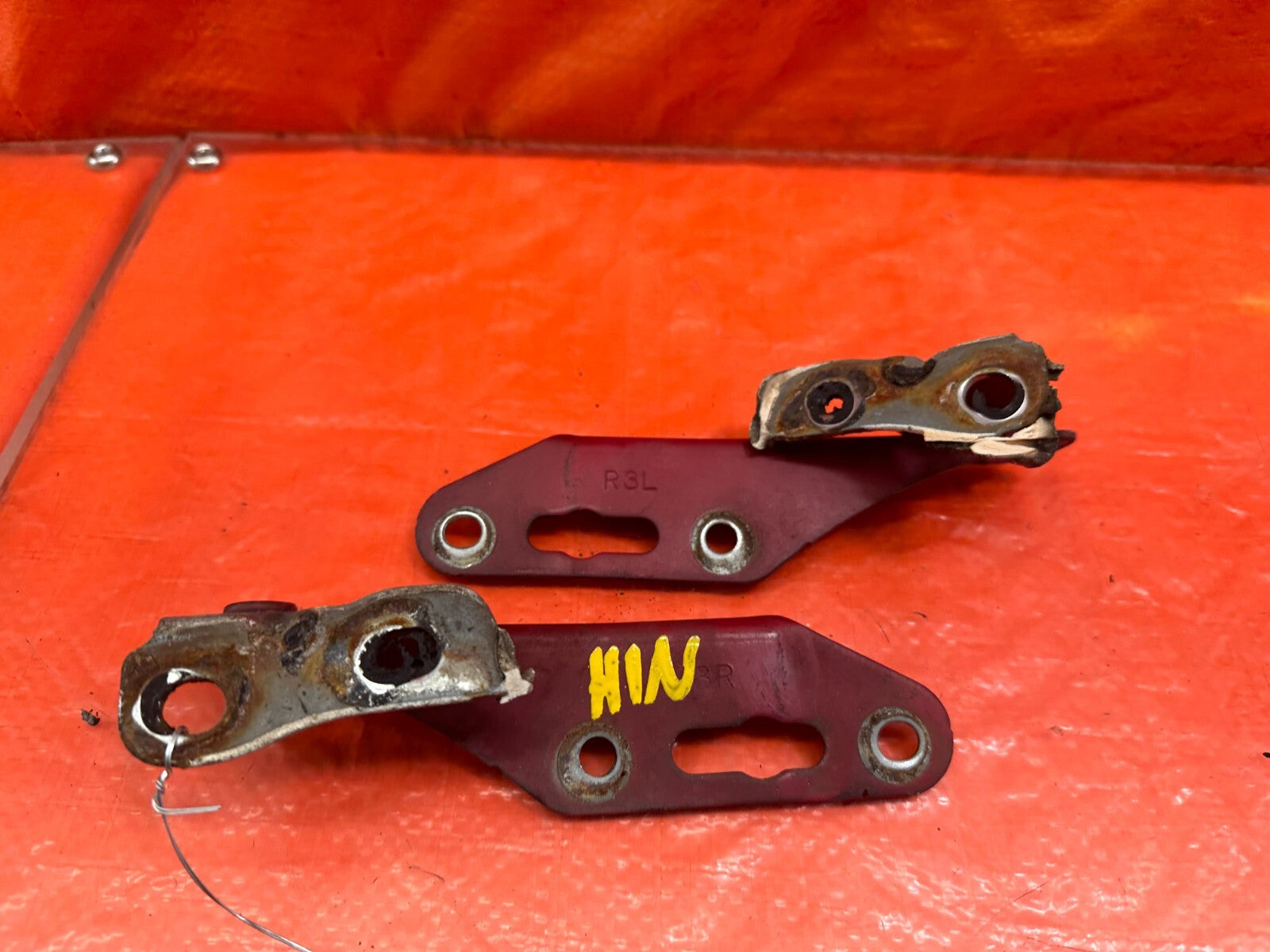 94 01 ACURA INTEGRA   HOOD HINGE SET   LEFT AND RIGHT HINGES   OEM #2268