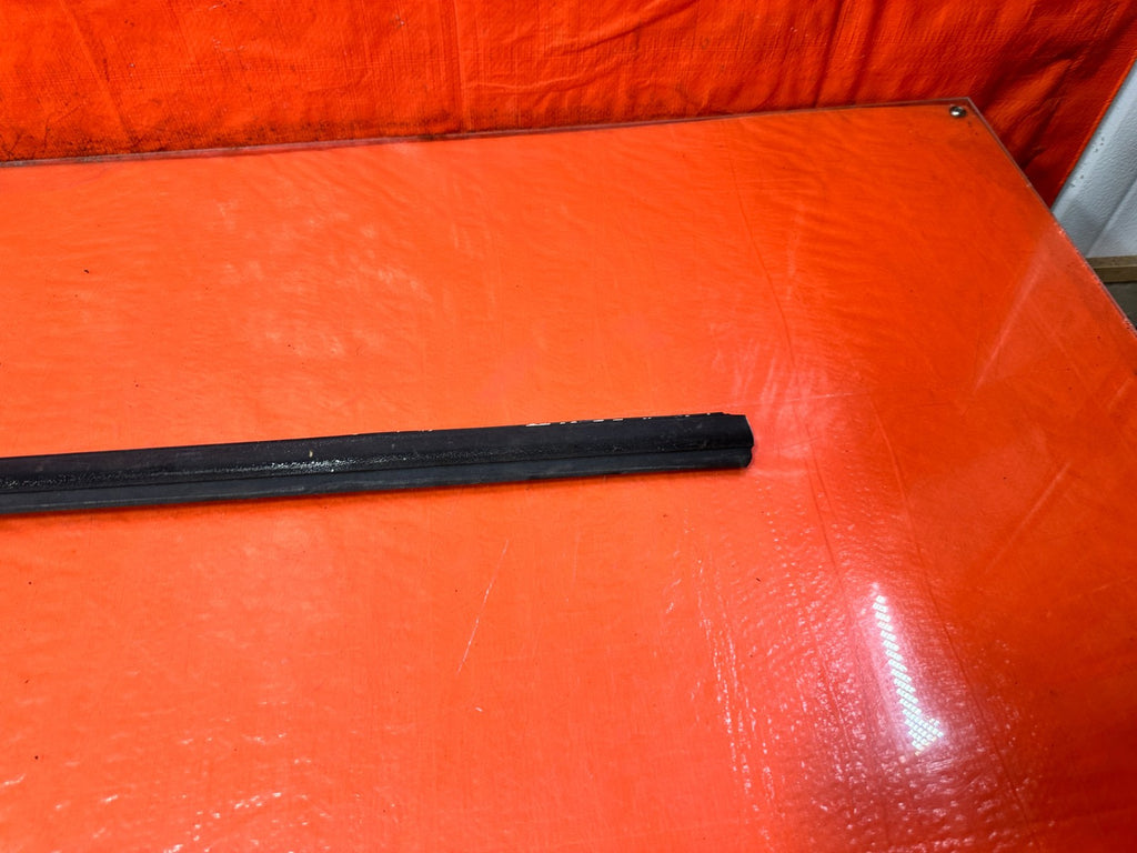 90 91 HONDA CIVIC HATCHBACK   RIGHT EXTERIOR WINDOW GLASS TRIM   OEM 3251