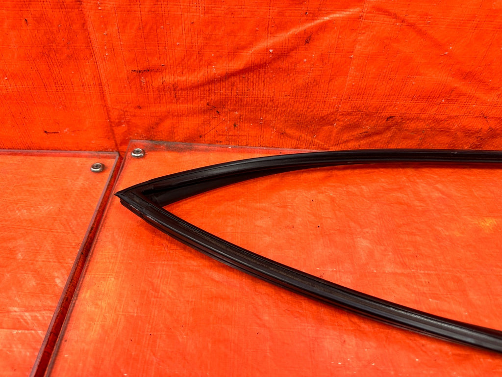 06 11 CIVIC 4D SEDAN   PASSENGER RIGHT FRONT WEATHER STRIP RUN CHANNEL OEM #3071