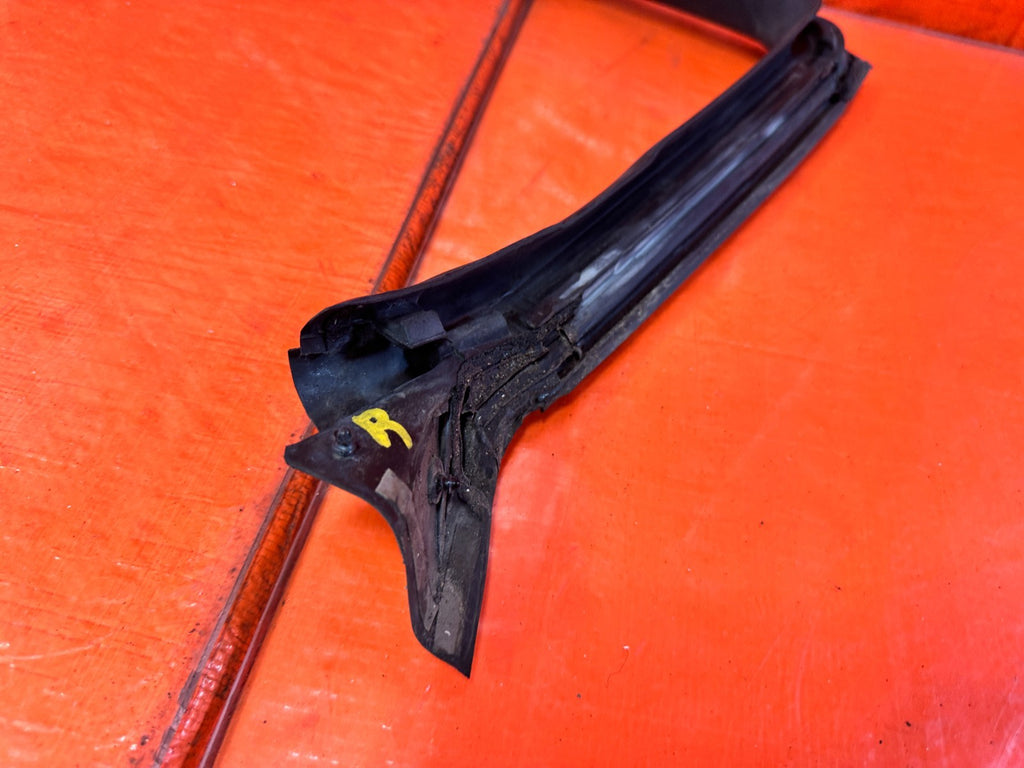 10 16 HYUNDAI GENESIS COUPE   RIGHT DOOR UPPER WEATHER STRIP SEAL OEM #29914