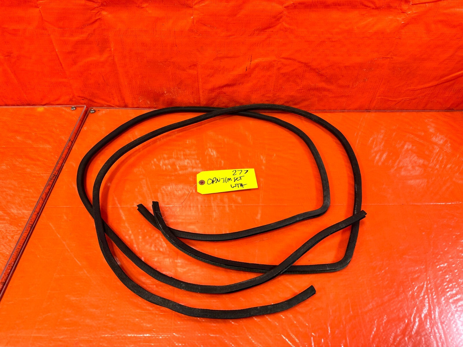 88 91 HONDA CRX   CHASSIS TO DOOR OPEN TRIM WEATHER STRIP LEFT RIGHT   OEM #2770