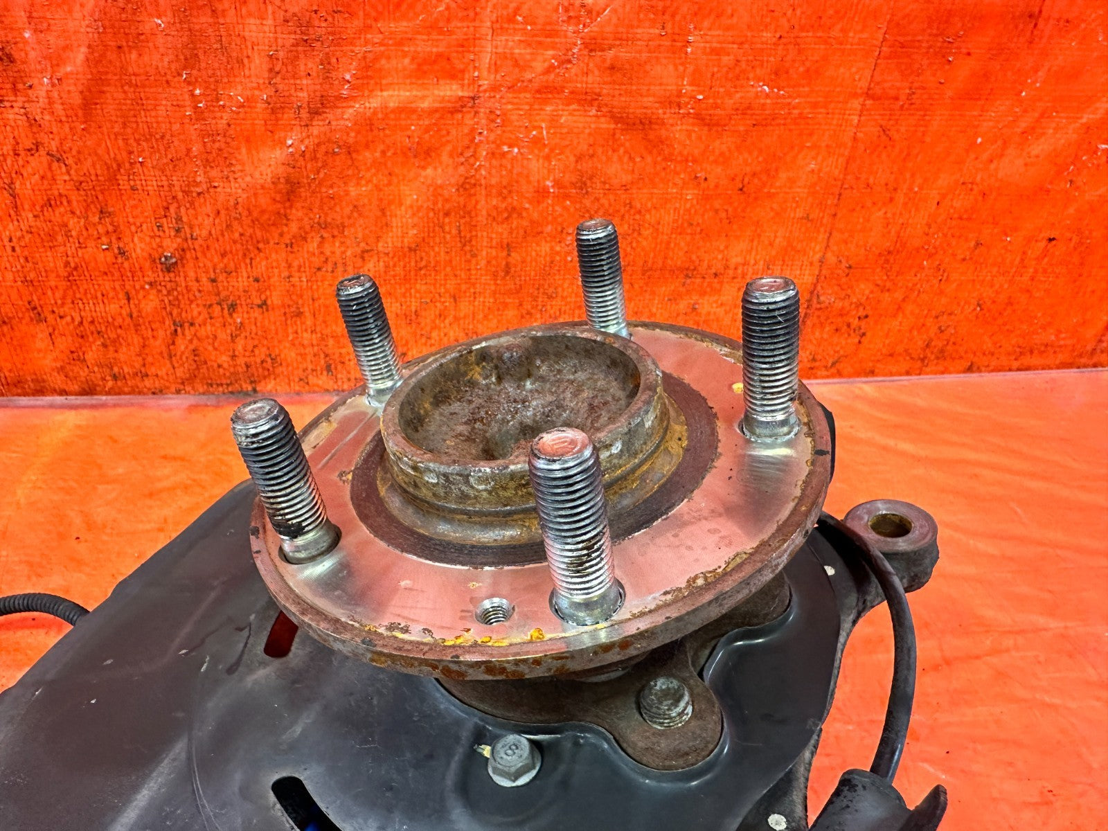 12 16 HYUNDAI GENESIS COUPE   DRIVER LEFT FRONT SPINDLE KNUCKLE HUB   OEM #32510
