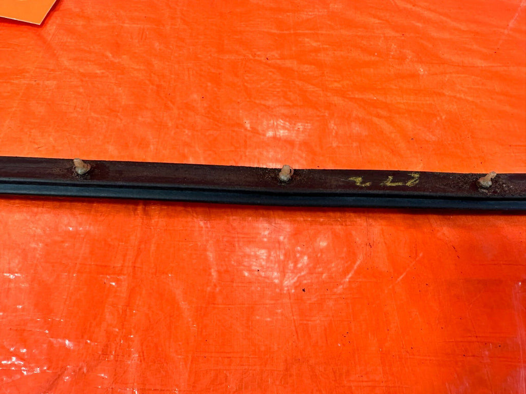 92 96 HONDA PRELUDE   LEFT OR RIGHT   LOWER DOOR SEAL WEATHER STRIP   OEM #273 15