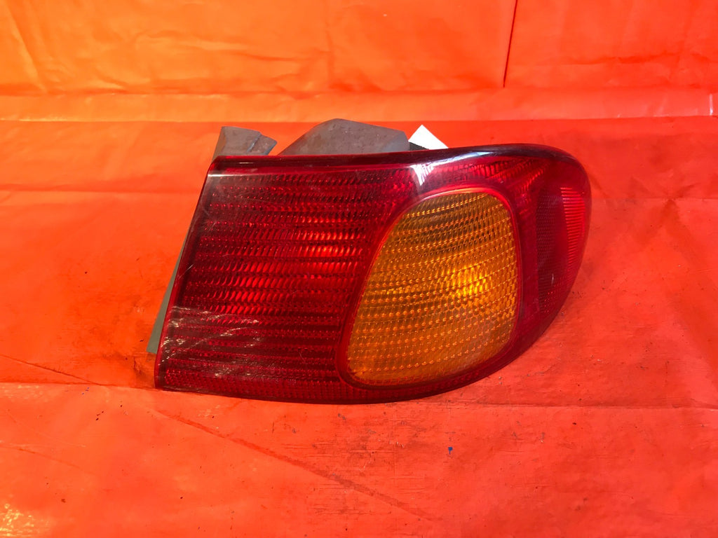 OEM 2000 00 TOYOTA COROLLA PASSENGER RIGHT TAIL LIGHT OUTER LAMP R RH0