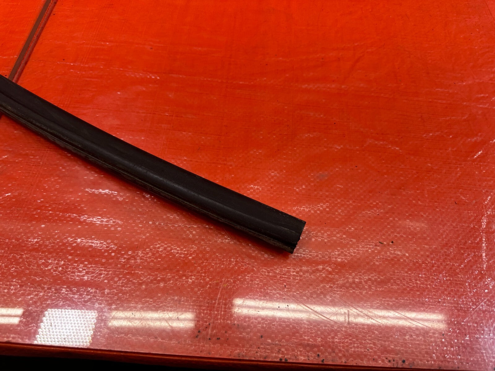 04 08 ACURA TSX   PASSENGER RIGHT FRONT WINDOW GLASS RUN CHANNEL   OEM #20912