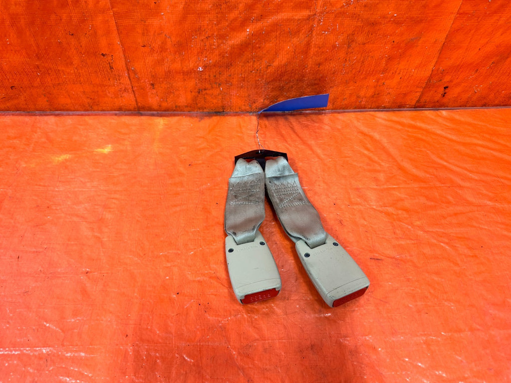 04 08 ACURA TSX   LEFT OR RIGHT REAR   REAR SEAT BELT BUCKLE CLIP   OEM #3042