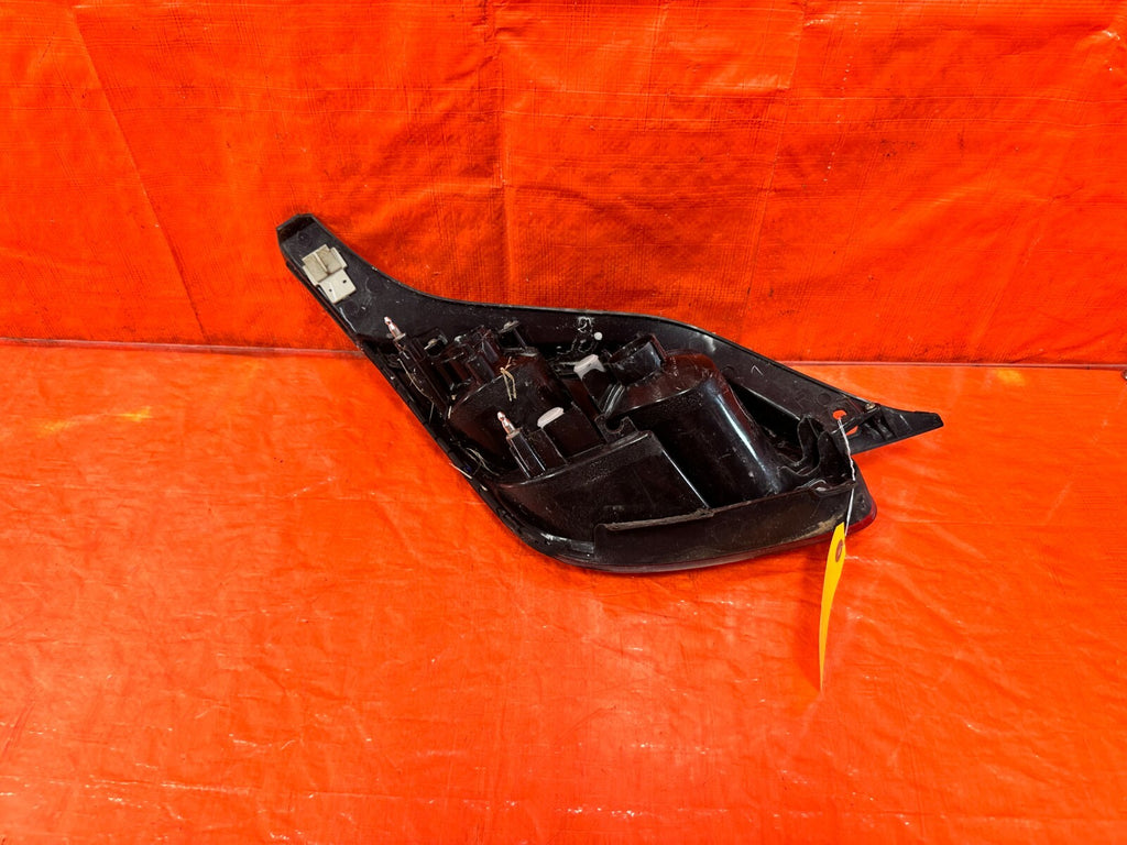 02 05 LEXUS SC430   PASSENGER RIGHT OUTER QUARTER PANEL TAIL LIGHT LAMP OEM #2885