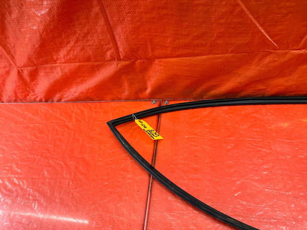 02 05 HONDA CIVIC SI EP3   PASSENGER RIGHT DOOR WINDOW GLASS RUN CHANNEL OEM 2306