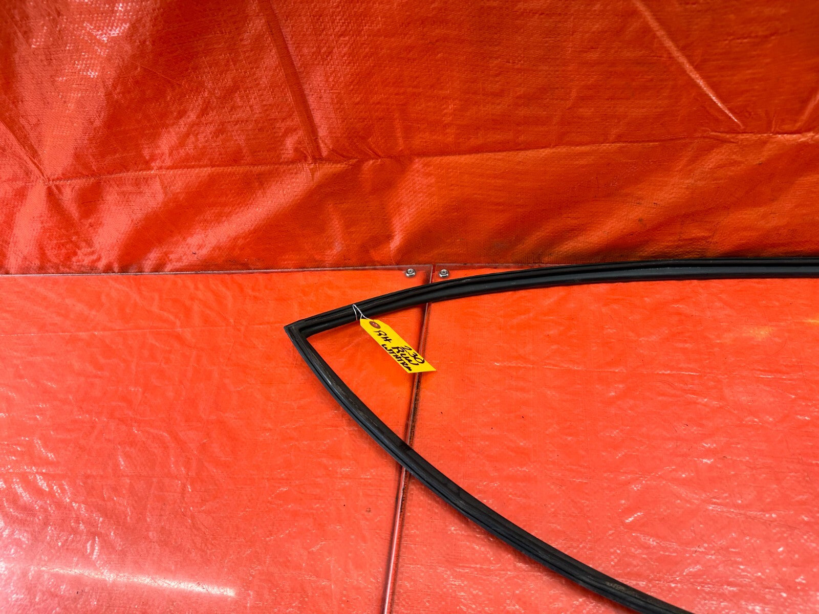 02 05 HONDA CIVIC SI EP3   PASSENGER RIGHT DOOR WINDOW GLASS RUN CHANNEL OEM 2306