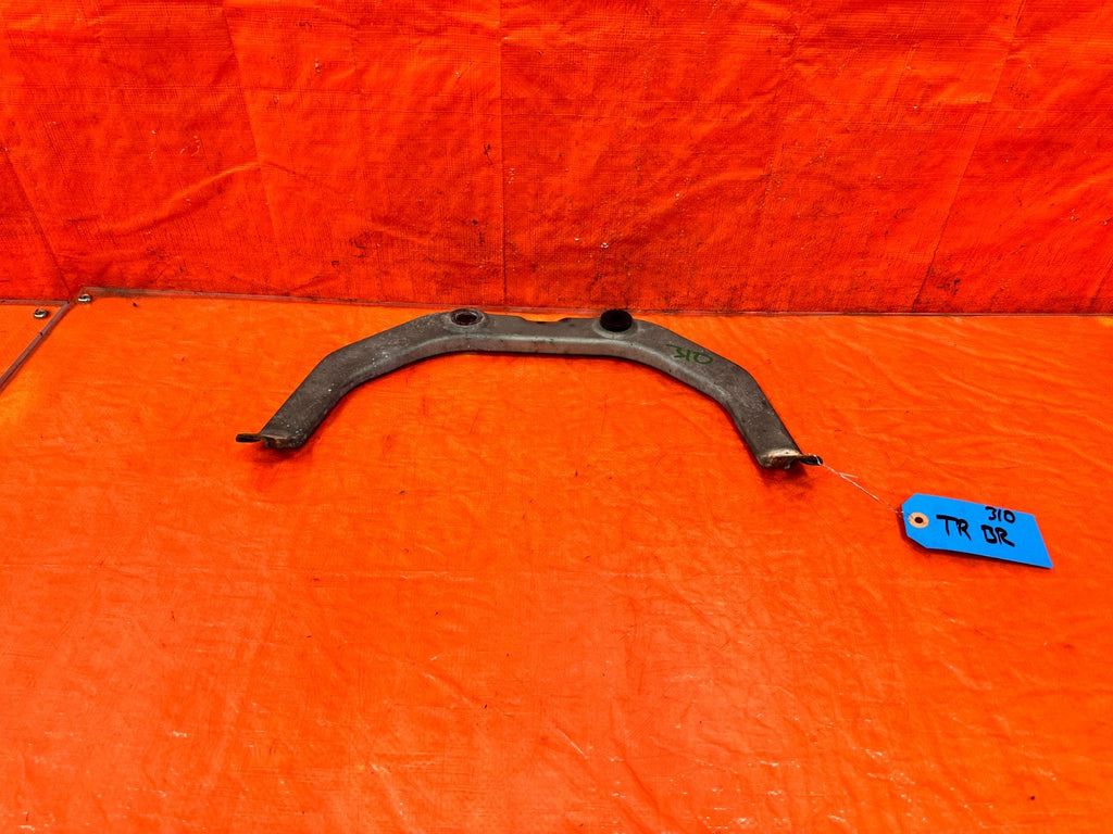 08 15 INFINITI G37 LOWER EXHAUST MANIFOLD STIFFENER STABILIZER STAY BRACKET 3100