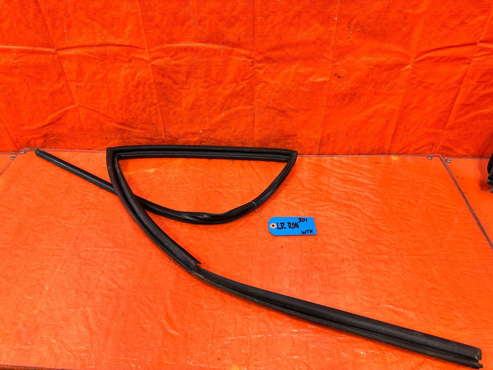 97 01 HONDA CR V CRV   DRIVER LEFT REAR WINDOW GLASS RUN CHANNEL OEM 3010