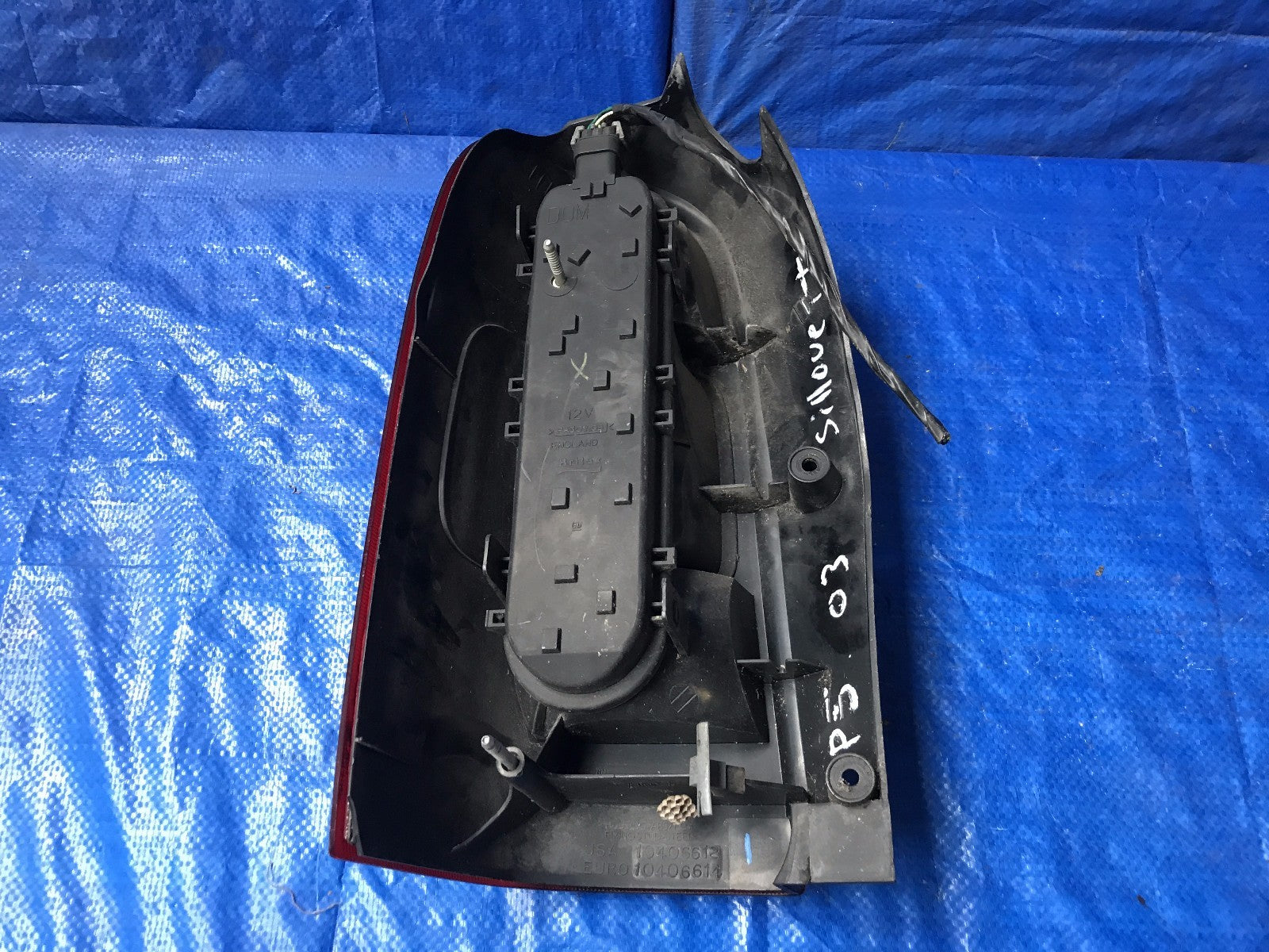 OEM 2000 2001 2002 2003 CHEVROLET SILHOUETTE PASSENGER RIGHT TAIL LIGHT 104066126