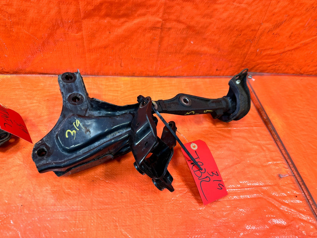 96 00 HONDA CIVIC   D16Y7 D16Y8 AUTOMATIC ONLY   ENGINE MOUNTS AND BRACKETS OEM14