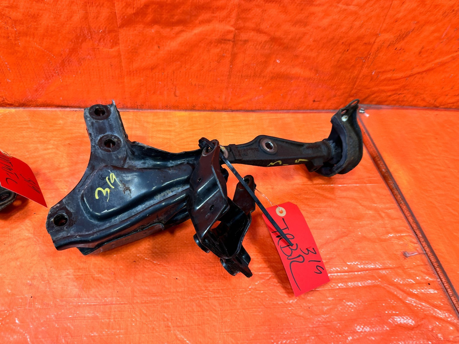 96 00 HONDA CIVIC   D16Y7 D16Y8 AUTOMATIC ONLY   ENGINE MOUNTS AND BRACKETS OEM14