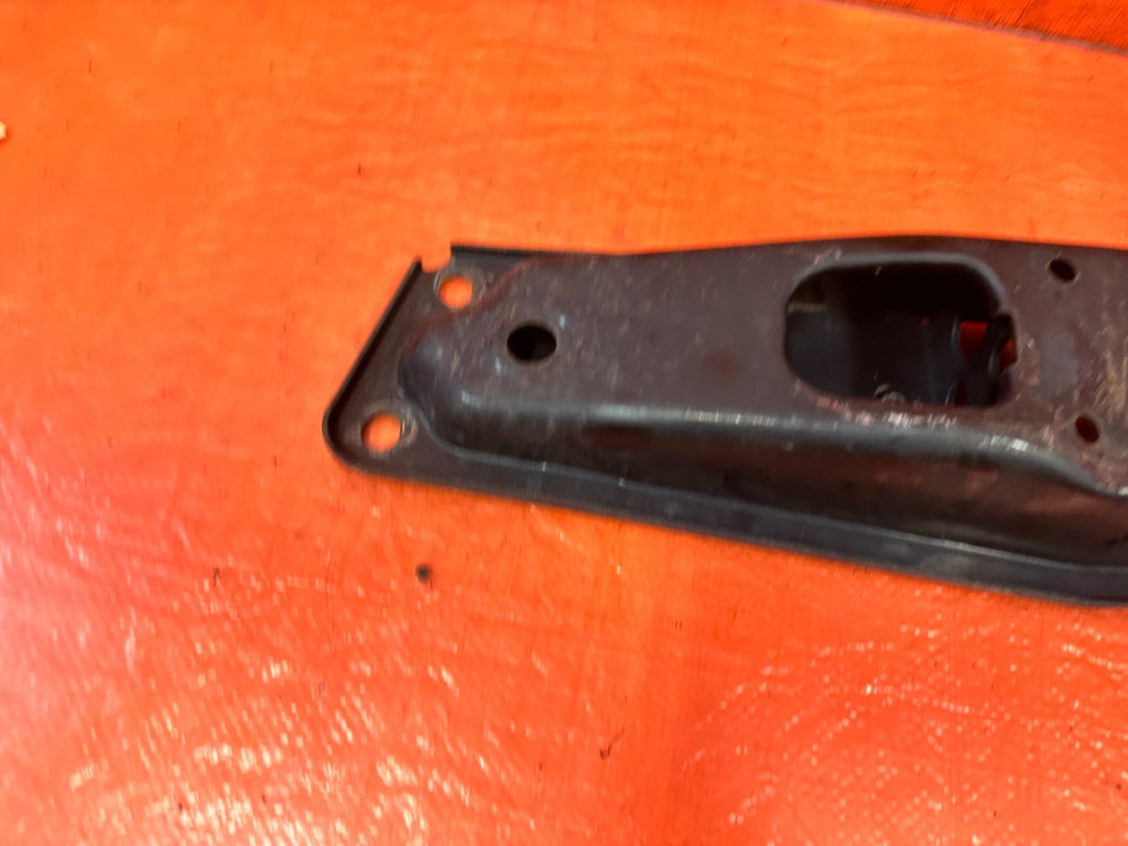 08 15 INFINITI G37 Q60 A/T LOWER TRANSMISSION MOUNT CROSSMEMBER BRACKET #32910