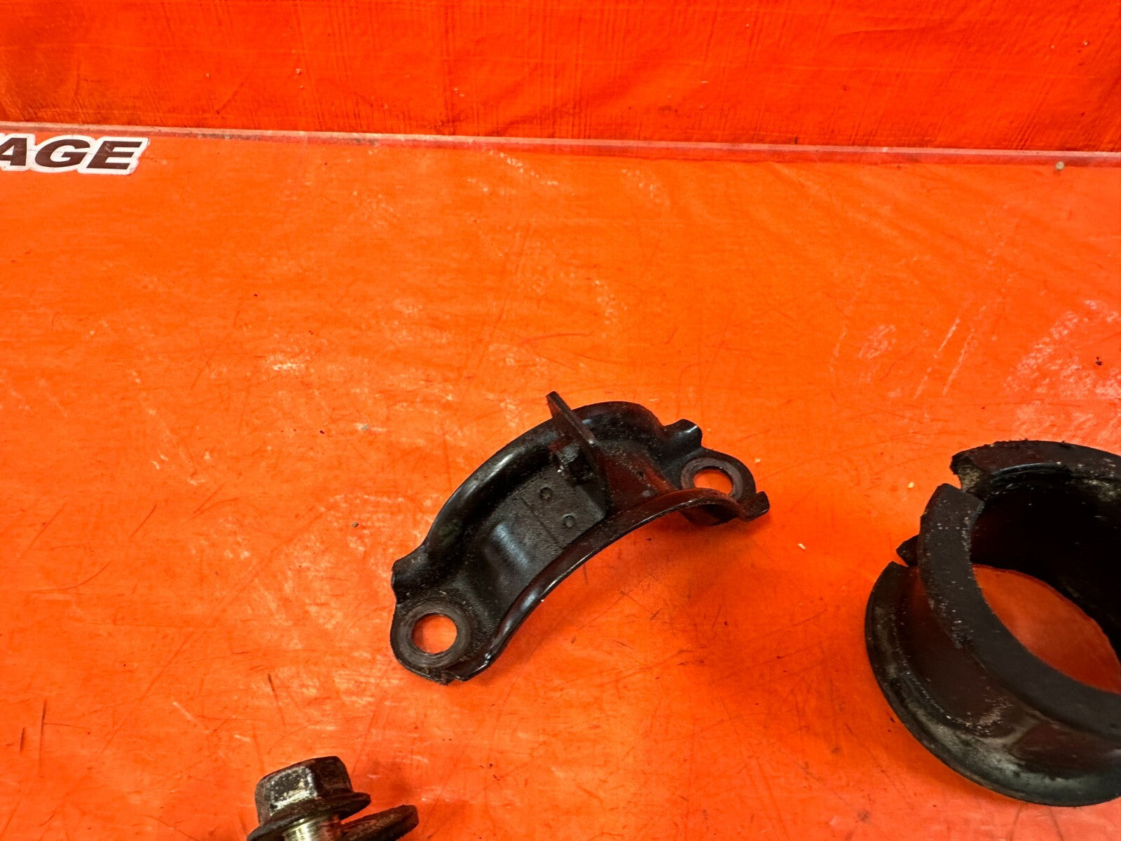 03 09 NISSAN 350Z   POWER STEERING RACK BRACKET AND BOLTS HARDWARE   OEM #2627