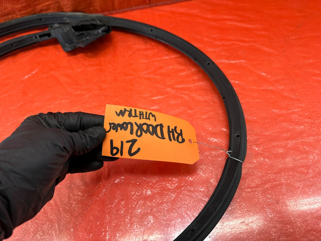 10 16 HYUNDAI GENESIS COUPE RIGHT LOWER DOOR WEATHER STRIP RUBBER SEAL 21921