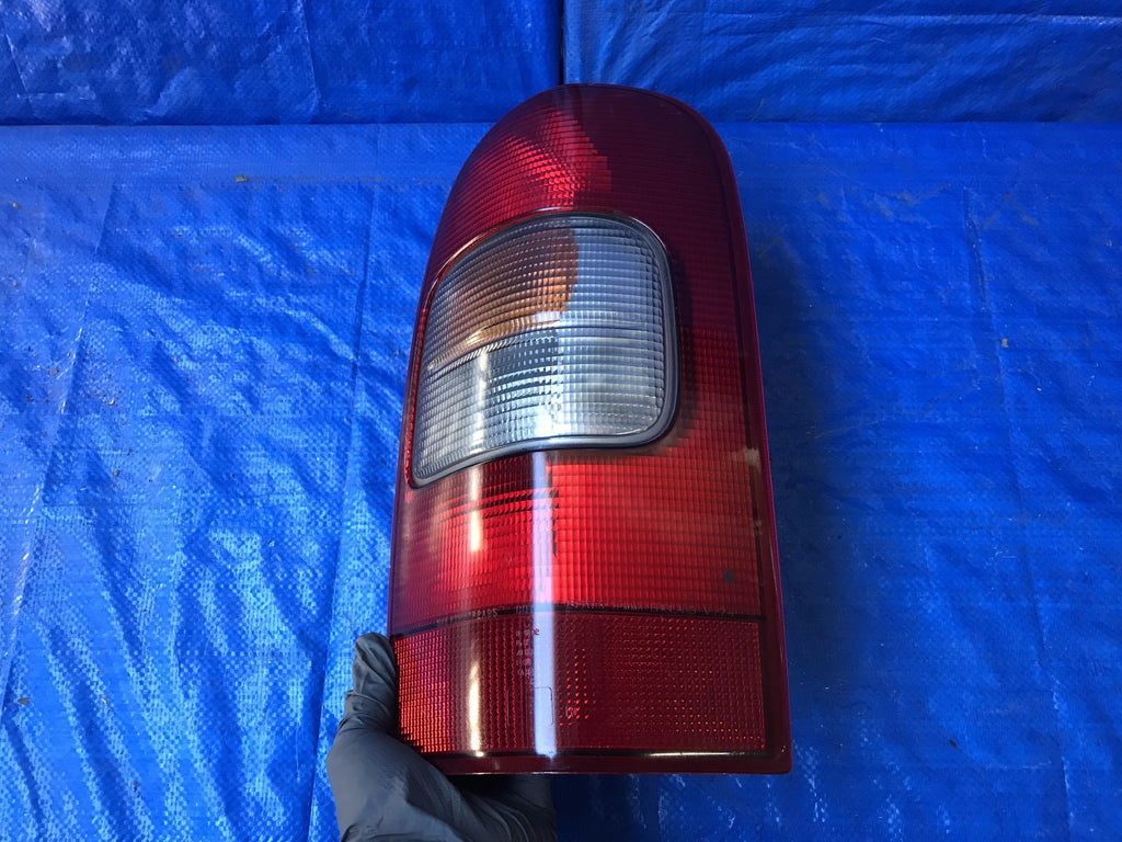 OEM 2000 2001 2002 2003 CHEVROLET SILHOUETTE PASSENGER RIGHT TAIL LIGHT SHELF 63