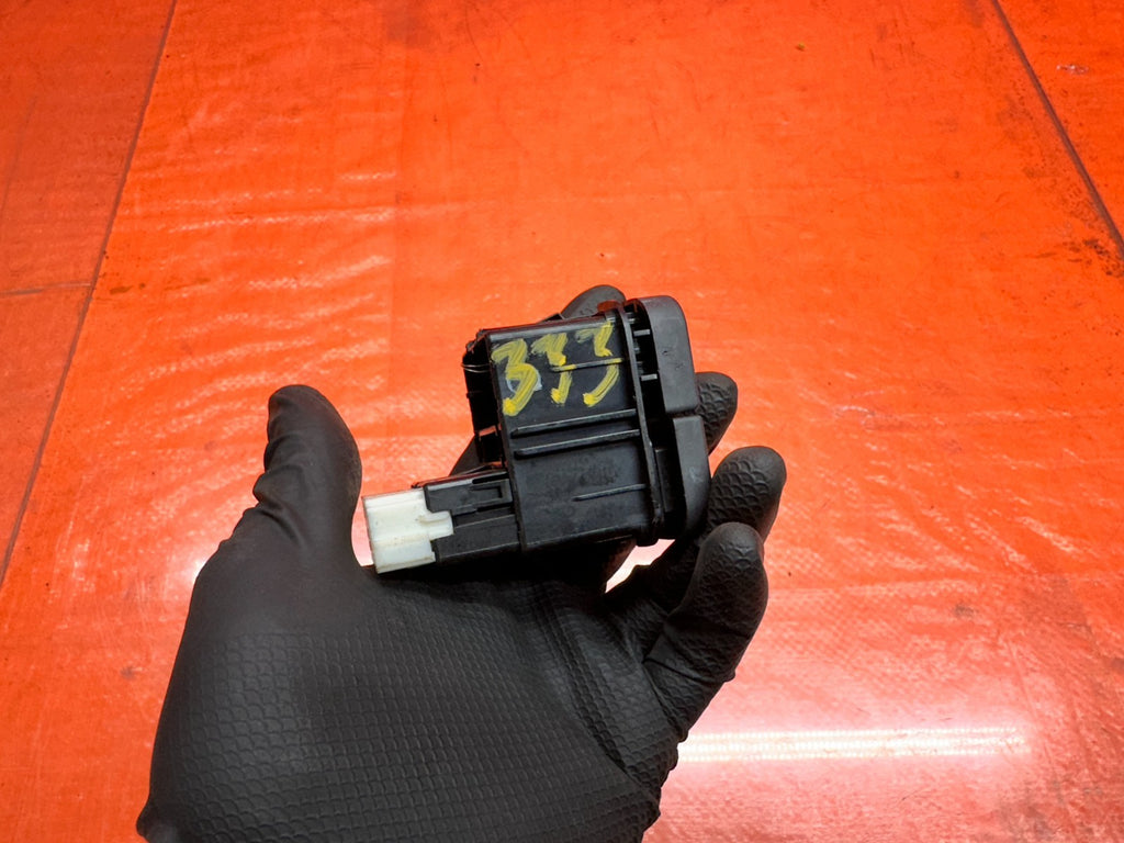 92 95 HONDA CIVIC EX 1.6L   REAR WINDOW DEFROST CONTROL SWITCH   OEM #3335