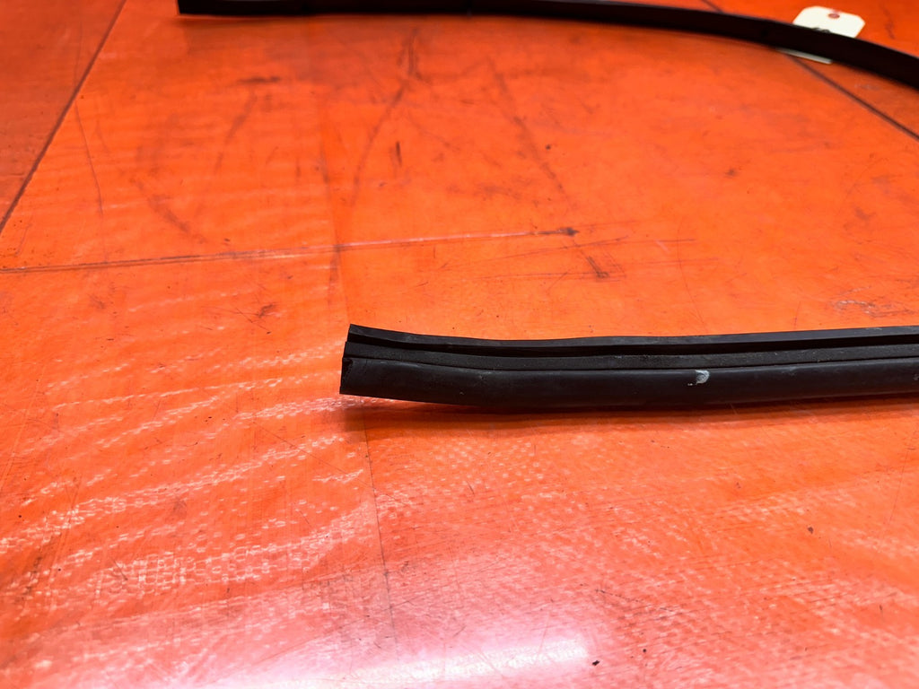 97 01 HONDA PRELUDE 2.2L DOOR SILL LOWER WEATHER STRIP RUBBER SEAL OEM #33617