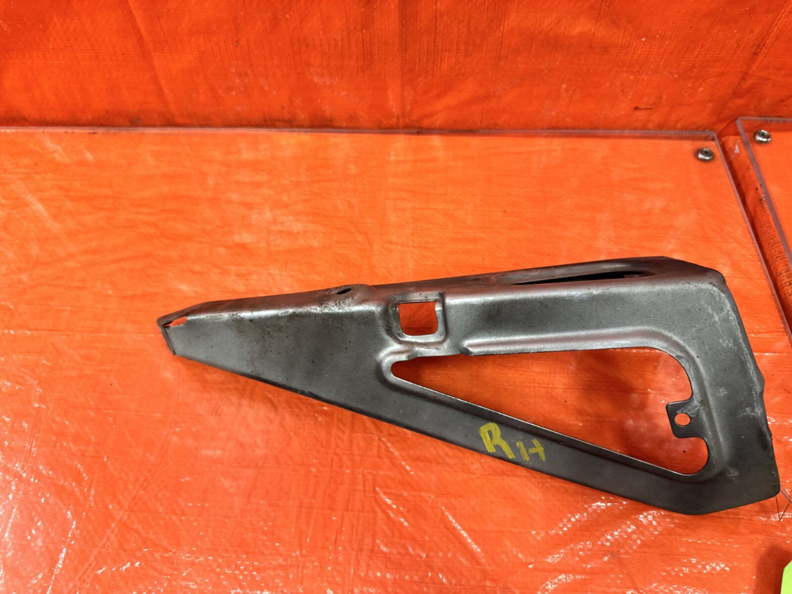 00 09 HONDA S2000 PASSENGER RIGHT TRIANGLE FENDER TO HEADLIGHT BRACKET OEM 2904