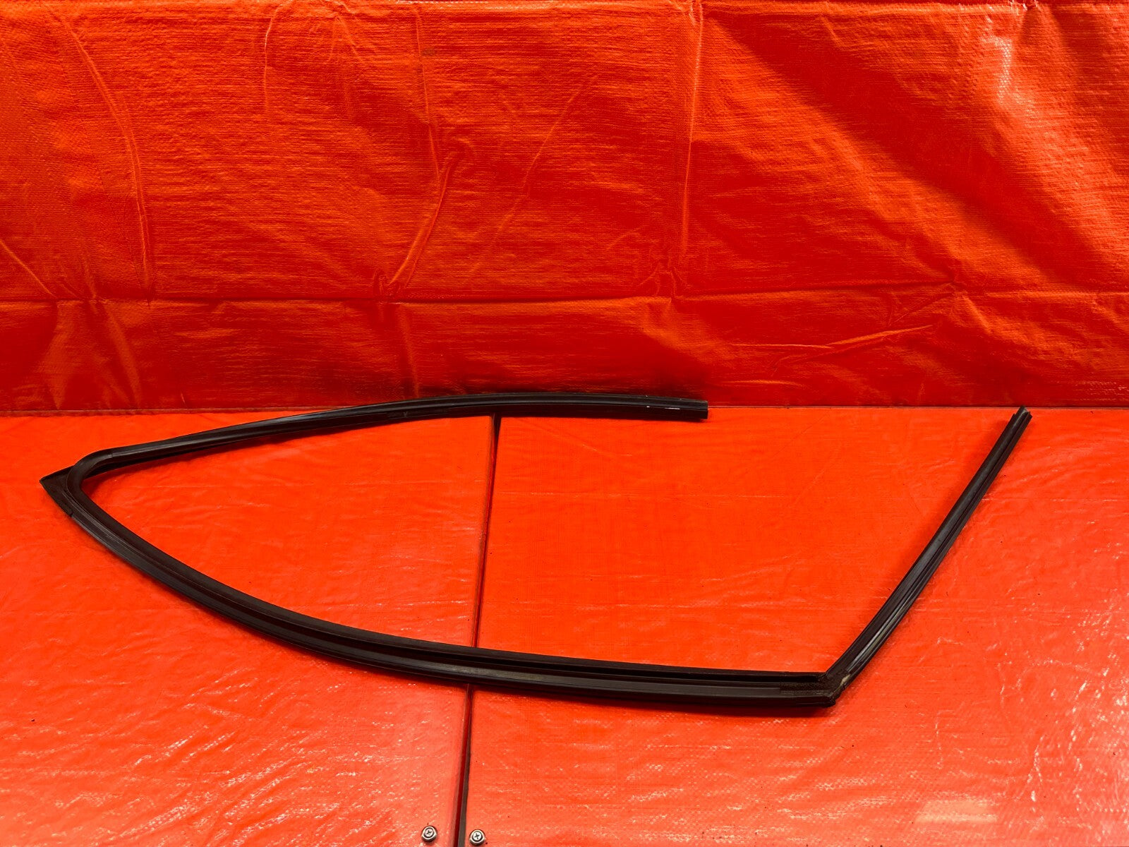 04 08 ACURA TSX   PASSENGER RIGHT FRONT WINDOW GLASS RUN CHANNEL   OEM #20914