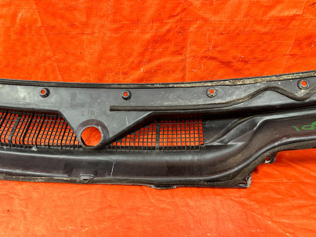 97 01 HONDA CR V   WINDSHIELD WIPER COWL TRIM PLASTIC   OEM FACTORY OE #30110