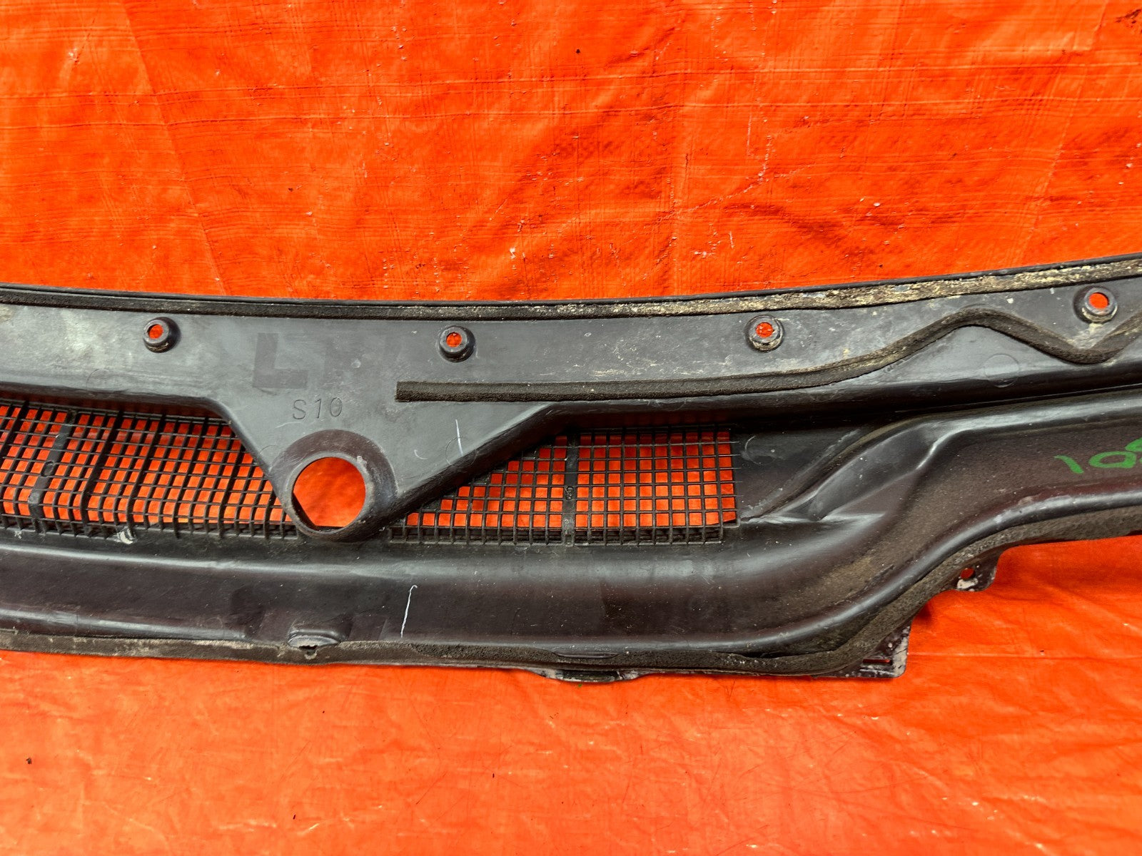 97 01 HONDA CR V   WINDSHIELD WIPER COWL TRIM PLASTIC   OEM FACTORY OE #30110