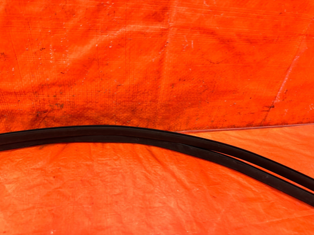 96 00 HONDA CIVIC SEDAN 4D   TOP OF THE ROOF WEATHER STRIP DRIP RETAINER OEM 2979