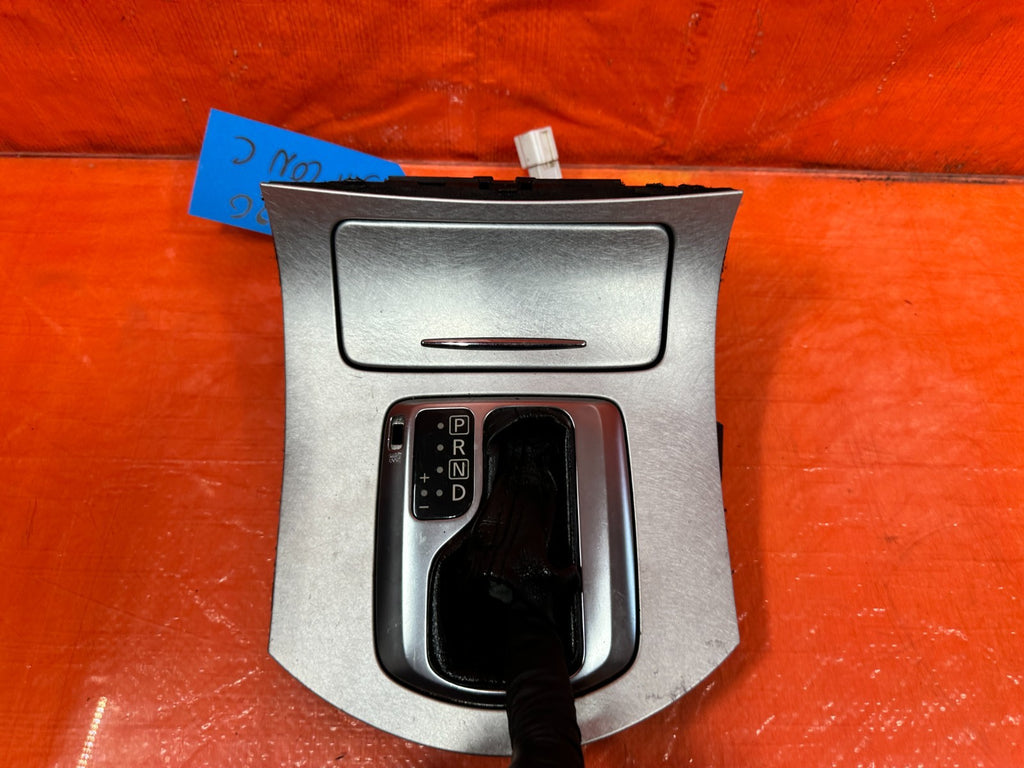08 09 INFINITI G37 2D COUPE   AUTOMATIC SHIFTER TRIM AND BOOT   OEM 3206