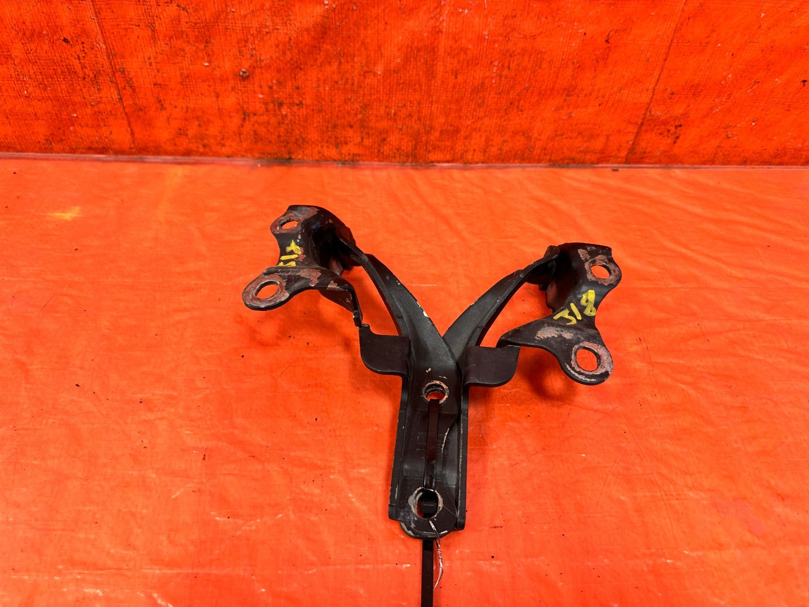 13 16 HYUNDAI GENESIS COUPE   LEFT & RIGHT HOOD HINGES   OEM 3183