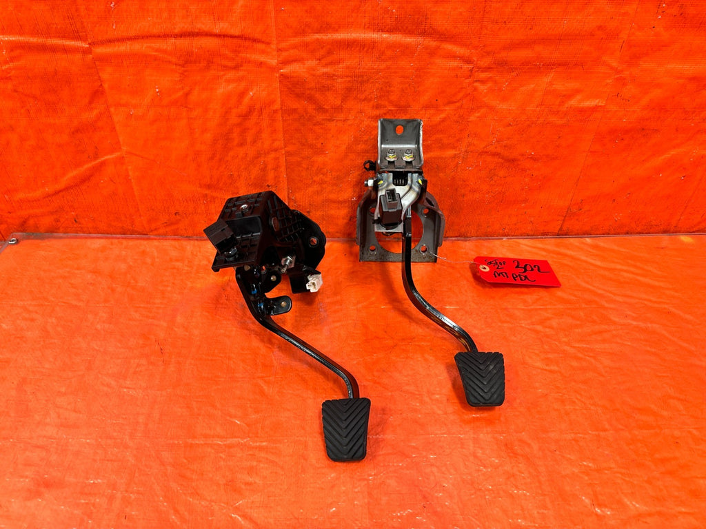 13 16 HYUNDAI GENESIS COUPE 3.8L   6 SPEED MANUAL BRAKE CLUTCH PEDAL PEDALS OEM0