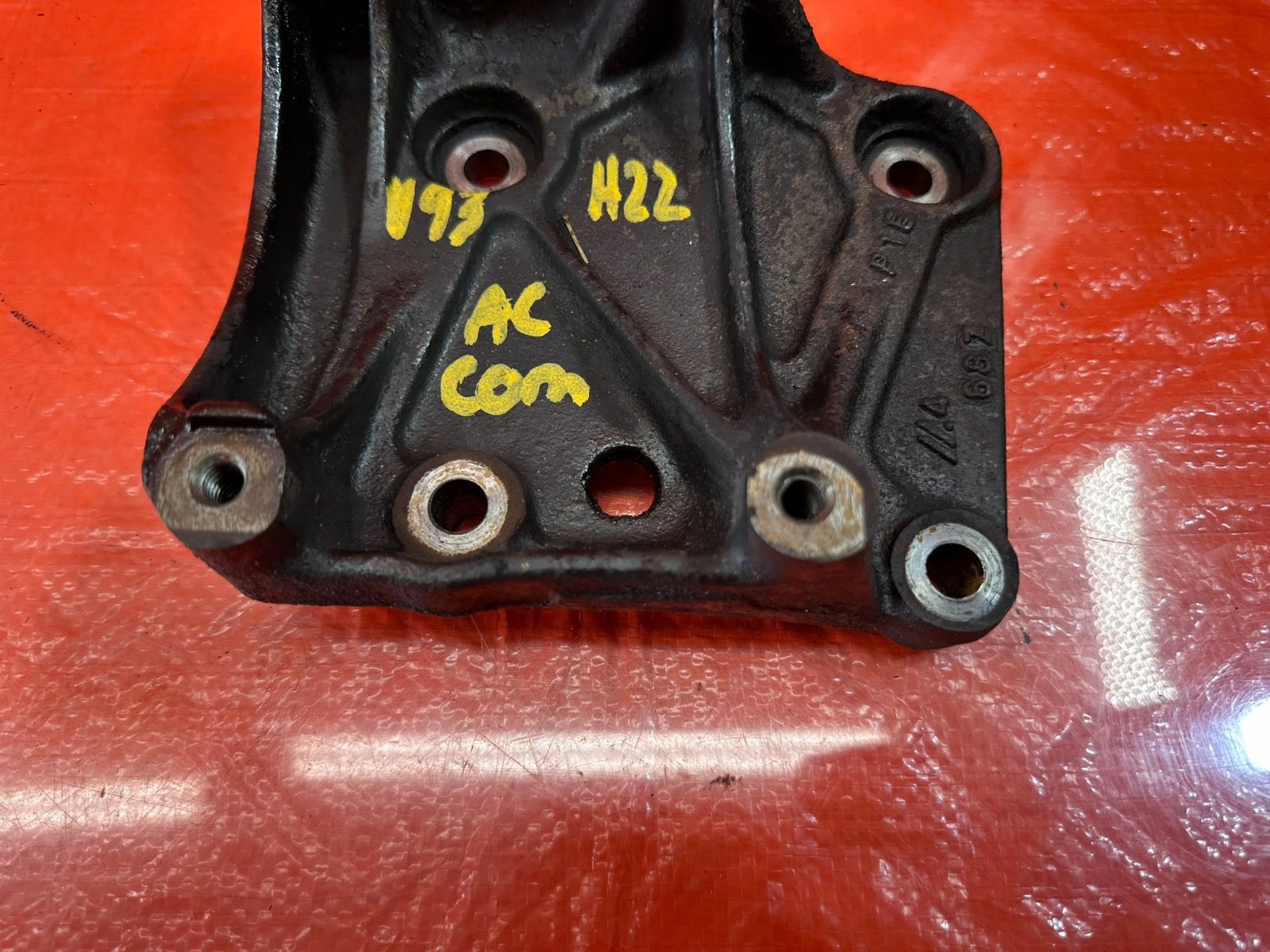 95 98 HONDA ODYSSEY   HVAC AIR CONDITIONING AC COMPRESSOR PUMP BRACKET   OEM 1934