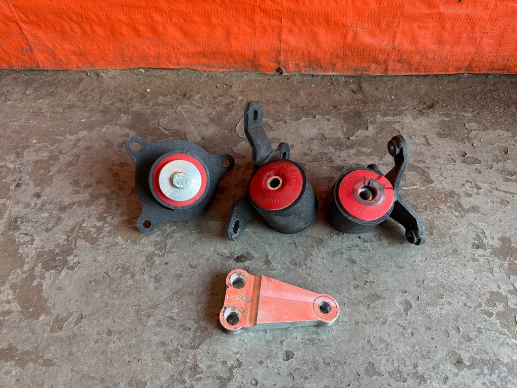 02 06 ACURA RSX   INNOVATIVE ENGINE MOUNTS MOTOR MOUNTS   RED INSERT   LIL WEAR6