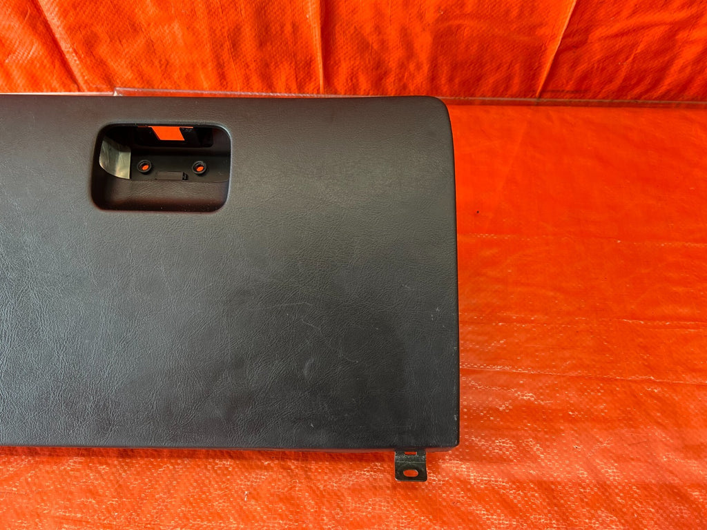 94 01 ACURA INTEGRA 2 & 4 DOOR   GLOVE BOX   BLACK   NO LOCK PRESENT   OEM #1183