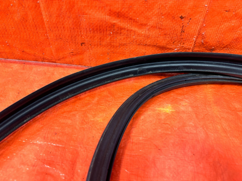 02 05 HONDA CIVIC SI EP3 HATCH   RIGHT   DOOR WEATHER STRIP TRIM SEAL GASKET 3064