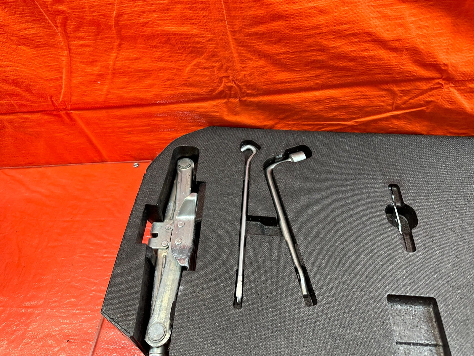 07 13 INFINITI G35 G37 SEDAN   SPARE TIRE TOOL KIT W/ FOAM STYROFOAM   OEM #1928