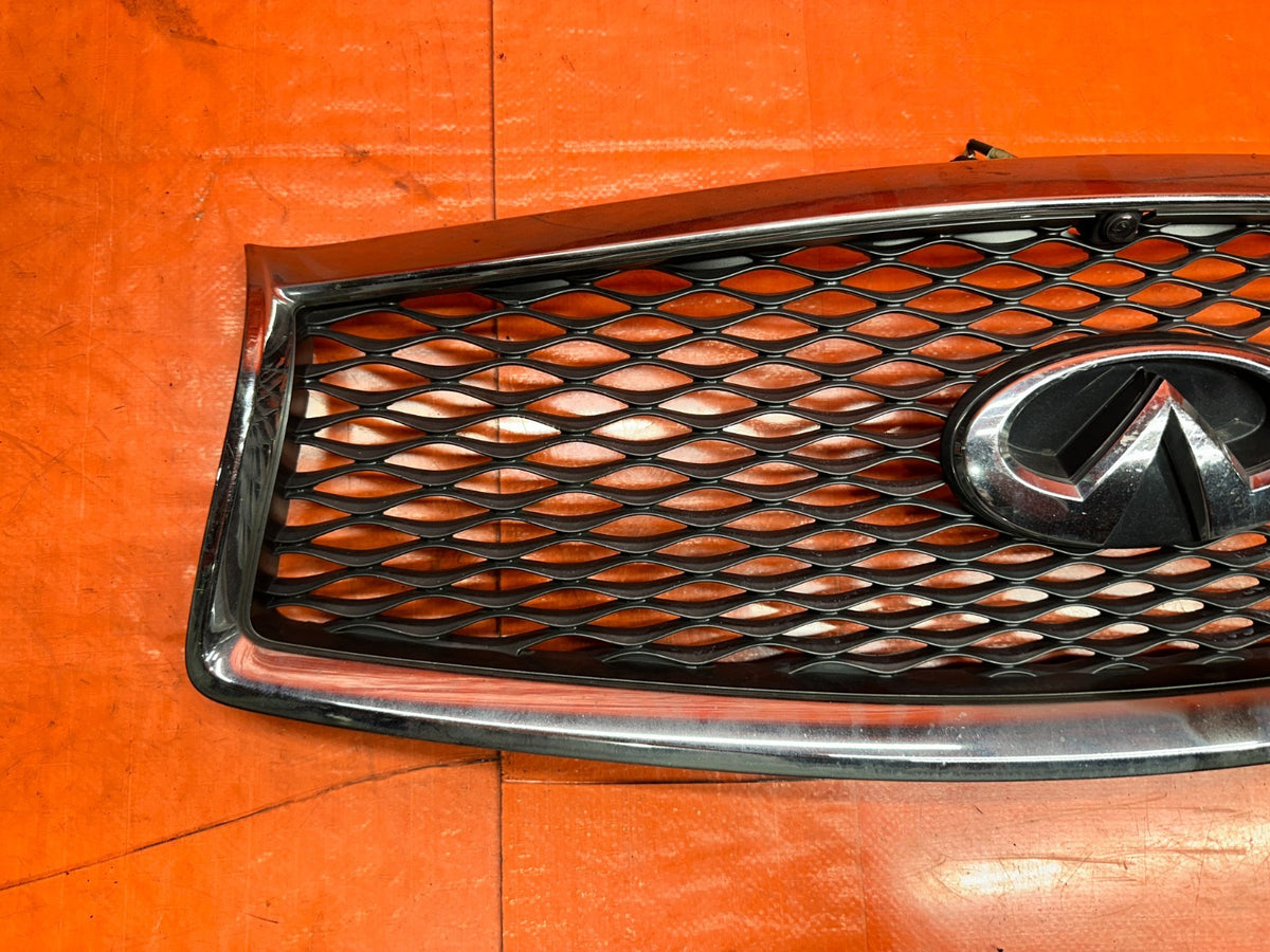 14-15 INFINITI Q50 3.7L AWD FRONT BUMPER RADIATOR GRILLE W/ FRONT CAMERA OEM 3459