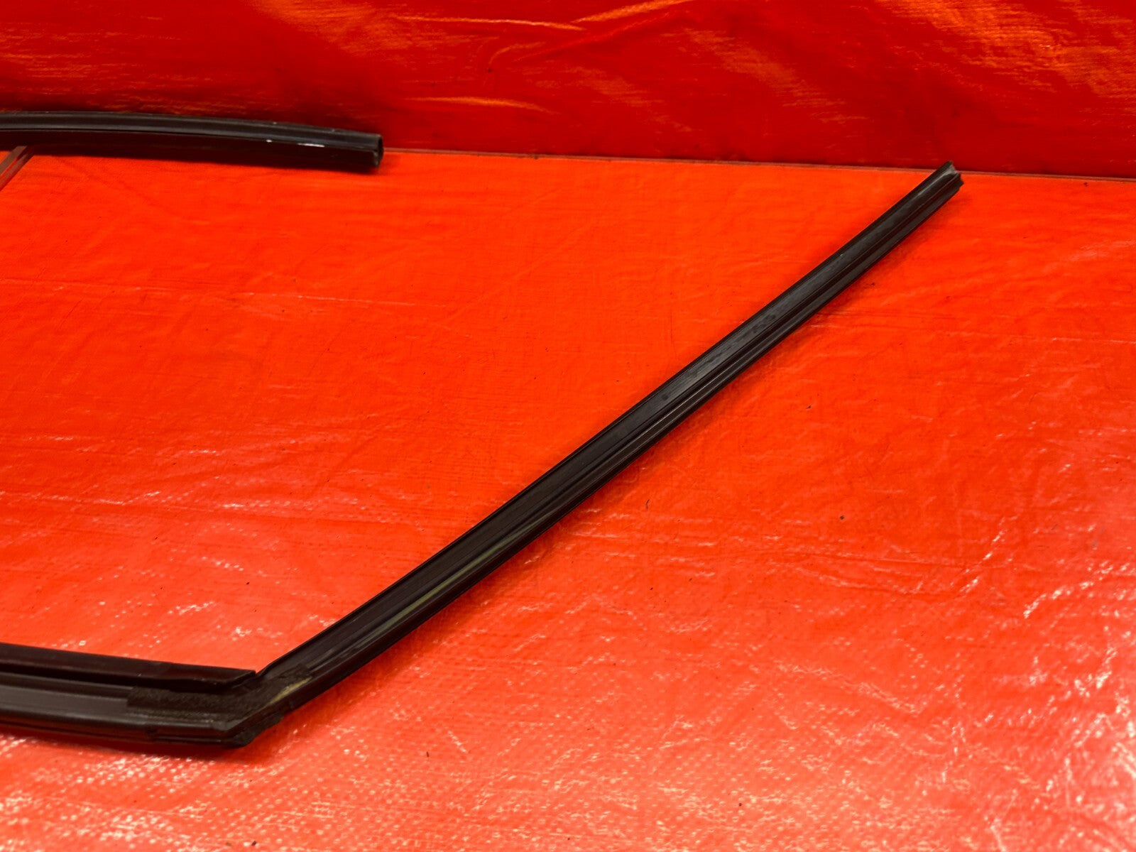 04 08 ACURA TSX   PASSENGER RIGHT FRONT WINDOW GLASS RUN CHANNEL   OEM #20916